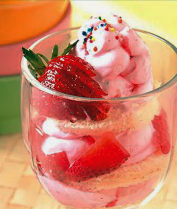 草莓冰淇淋蛋糕杯